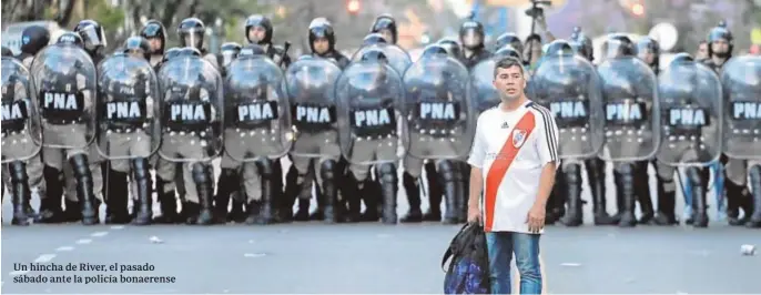  ??  ?? Un hincha de River, el pasado sábado ante la policía bonaerense