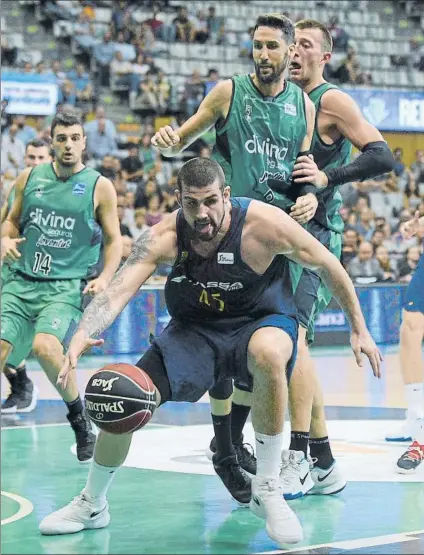  ?? FOTO: MANEL MONTILLA ?? Adrien Moerman pelea un balón en el partido contra el Divina Joventut. El francés espera un Burgos muy motivado