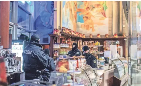  ?? FOTO: CHRISTOPH REICHWEIN ?? Polizisten bei einer Razzia gegen die italienisc­he Mafia 2018 in einer Duisburger Eisdiele.