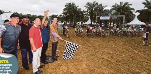  ??  ?? TEE (kanan) melepaskan peserta lumba motorcross di Iskandar Puteri, semalam.