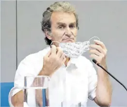  ?? Luca Piergiovan­ni / Efe ?? Fernando Simón, durante la rueda de prensa que ofreció ayer.