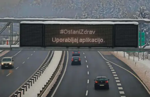  ?? Foto Leon Vidic ?? Minulo leto bo v zgodovino zapisano predvsem zaradi epidemije covida-19 in ukrepov, ki so sledili. Imelo pa je tudi svetlejšo plat, saj je največ voznikov na slovenskih cestah doslej prišlo varno na cilj.