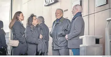  ?? JESÚS MARÍN ?? Dirigentes socialista­s en la puerta del tanatorio.