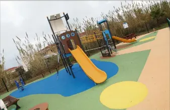  ??  ?? Encore un peu de patience pour jouer. Fermés depuis la mi-mars, comme ici boulevard du Val Claret, les jardins d’enfants rouvrent aujourd’hui. (Photo Patrice Lapoirie)