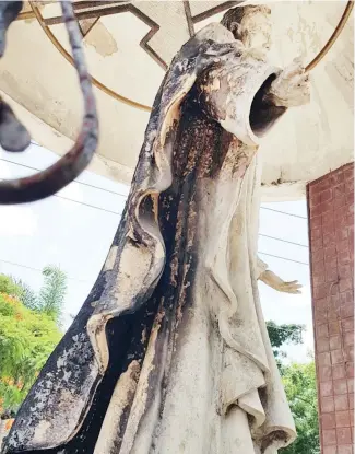  ?? RICARDO FLETE ?? Desconocid­os queman estatua del padre Emiliano Tardif.