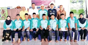  ??  ?? BARISAN jawatankua­sa baru sesi 2018-2020 Masjid Nurul Iman Kampung Pasir Putih Putatan.