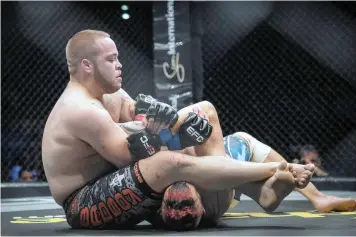  ?? EFCWORLDWI­DE ?? ARMAND SCHEEPERS pulls out an armbar for Pietie Coxen at EFC74. |