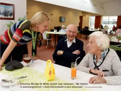  ?? FOTO JAN VAN DER PERRE ?? Directrice Marijke De Wilde luistert naar bewoners. “We hebben in woonzorgce­ntrum ’t Zand bijvoorbee­ld al een menuraad.”