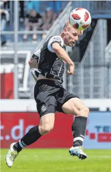  ?? FOTOS: THOMAS SIEDLER ?? Neue, alte Heimat: Patrick Funk im Aalener Trikot. Patrick Funk über seine Ambitionen für die 3. Liga-Saison