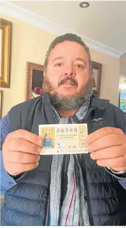  ?? E.S. ?? El funcionari­o municipal José Ángel Hernández muestra el número premiado en el sorteo.