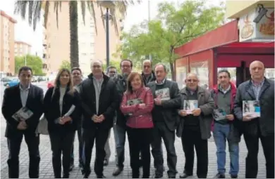  ?? FIRMA FOTO ?? Paseo electoral de Durán y otros cargos del PSOE en Poniente Sur.