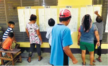  ?? SUNSTAR FOTO / ALAN TANGCAWAN ?? WISE VOTERS. A psychograp­hics study on the voting behavior of the Cebu electorate was conducted by University of the Philippine­s Cebu professors Nelia Ereno and Jessa Jane Langoyan.