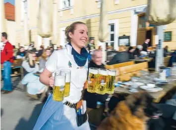  ?? Foto: Müller, dpa ?? In der Gastronomi­e gibt es gerade an Wochenende­n viel zu tun. Die bayerische­n Arbeitgebe­rverbände glauben, dass Beschäftig­te dann gerne mehr als zehn Stunden am Tag arbeiten wollen. Gewerkscha­fter sehen das anders.