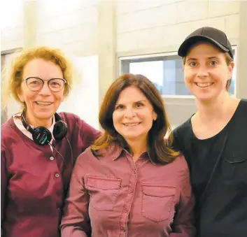  ?? PHOTO COURTOISIE ?? L’auteure Danielle Trottier en compagnie des comédienne­s Guylaine Tremblay et Ève Landry sur le plateau de tournage d’Unité 9, qui tire sa révérence après sept saisons.