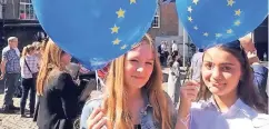  ??  ?? Sina (16, l.) und Helin vom Lessing-Gymnasium behandeln das Thema Europa gerade auch in der Schule und besuchten deshalb den Europatag.