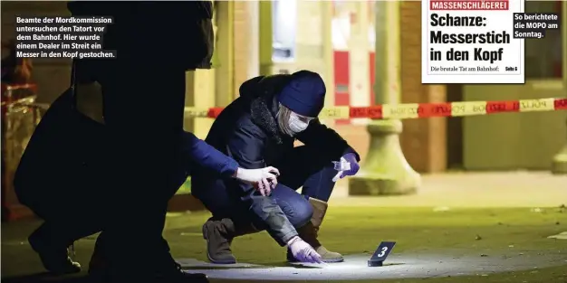  ??  ?? Beamte der Mordkommis­sion untersuche­n den Tatort vor dem Bahnhof. Hier wurde einem Dealer im Streit ein Messer in den Kopf gestochen. So berichtete die MOPO am Sonntag.