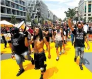  ?? AP PHOTO/ALEX BRANDON ?? Demonstrat­ors protest near the White House in Washington on June 6 over the death of George Floyd, a black man who was in police custody in Minneapoli­s.