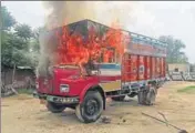  ?? HT PHOTO ?? The burning truck in Nakodar on Wednesday. Truckers also blocked the MogaShahko­t road for halfanhour.