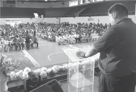  ??  ?? Hundreds of kids listen to Mandaue City Mayor Luigi Quisumbing as he delivers his annual State of the Children’s Address at the Mandaue Cultural and Sports Complex. JOY TORREJOS