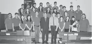  ??  ?? Hii (fifth left) and Ling (sixth left) with the Christian youth in a photo-call during the gathering at Hock Ing Methodist Church.