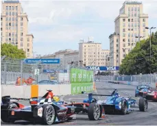  ?? FOTO: DPA ?? Die Boliden der Formel E an der Karl-Marx-Allee in Berlin.