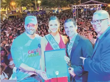  ??  ?? HOMENAJE A LA REINA Julián Gil; el alcalde de Miami, Francis Suárez; y el presidente de WIPR, Rafel Batista, le entregaron a Kiara Liz Ortega una proclama.