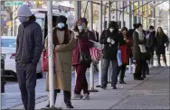  ?? BEBETO MATTHEWS — THE ASSOCIATED PRESS ?? People wait in a line stretching around a block for a clinic offering COVID- 19 testing in the Park Slope area of Brooklyn, N. Y.