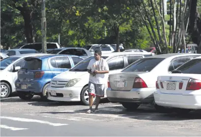  ??  ?? Cuidacoche­s recaudan haciendo estacionar autos en doble y triple fila, incluso en pasos peatonales y tapando rampas, en la zona frente a la Comandanci­a de la Policía Nacional. En esta zona los agentes de tránsito están “ciegos”.