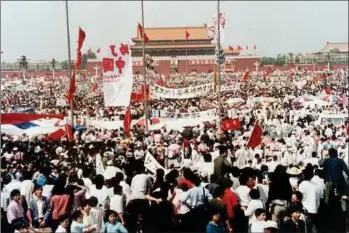  ?? ?? Tusinder af prodemokra­tiske demonstran­ter samlet på Den Himmelske Freds Plads i Beijing i 1989. Foto: AP Photo/Sadayuki Mikami