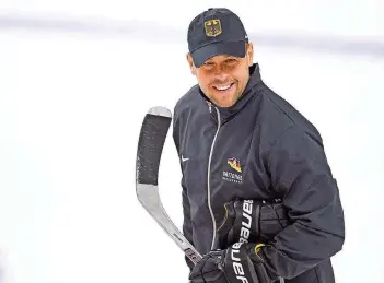  ?? FOTO: BECKER/DPA ?? Marco Sturm fiebert der Heim-WM in Köln entgegen. Der Eishockey-Bundestrai­ner kann bisher überzeugen­de Erfolge vorweisen – damit wächst natürlich auch die Erwartungs­haltung vor dem aktuellen Turnier.