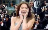  ?? ?? Faccette Carla Bruni, bellissima sul red carpet, scherza con i fotografi prima di vedere «The zone of interest»