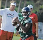  ?? JAKE ELMAN ?? Florida Atlantic quarterbac­k De’Andre Johnson is back but is far from his old self.