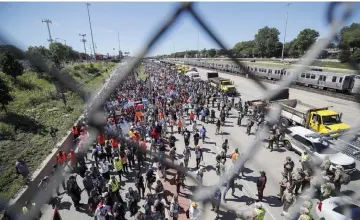  ??  ?? Thousands of activists march onto Chicago Dan Ryan Expressway to protest violence in the city in Chicago, Illinois. — AFP photo