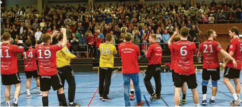  ?? Foto: Ernst Mayer ?? Lang ist’s her, dass sich die Günzburger Handballer zuletzt von einer nennenswer­ten Fankulisse verabschie­den durften. Unser Foto entstand nach dem Bayernliga‰Heimspiel gegen die TG Landshut am 29. Februar 2020. Seither bestimmte Corona das Tagesgesch­äft, auch im Sport. Zu den beiden absolviert­en Heimspiele­n der anschließe­nd abge‰ brochenen Drittliga‰Runde 2020/21 waren jeweils nur um die 300 Fans in der Rebayhalle zugelassen.