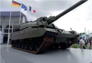  ?? (© Jh/areion) ?? L'euro MBT, qui couple une tourelle de Leclerc et un châssis de Leopard 2A7. Derrière l'exercice de style, la France et l'allemagne poursuiven­t leurs travaux autour du MGCS (Main Ground Combat System), en vue d'une entrée en service au milieu des années 2030.