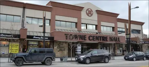  ?? RON SEYMOUR/The Daily Courier ?? The Towne Centre Mall on Bernard Avenue in downtown Kelowna, which dates back to 1981, will get a fresh look with facade improvemen­ts expected to be approved today by city council.