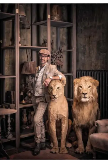  ?? FOTO LUC DAELEMANS ?? Pieter Porters tussen zijn leeuwen. “Alles wat exotisch is, doet het goed. Vorige maand heb ik nog een tijger verkocht voor 70.000 euro.”