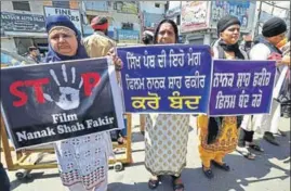  ?? PARDEEP PANDIT/HT ?? Members of Sikh Talmel Committee protesting against the movie in Jalandhar on Friday.