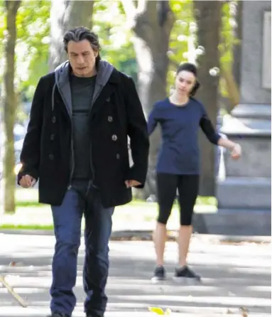  ?? JAY CONNOR FOR THE BOSTON GLOBE ?? John Travolta filming “The Forger” with Abigail Spencer Monday near the Commonweal­th Avenue Mall.