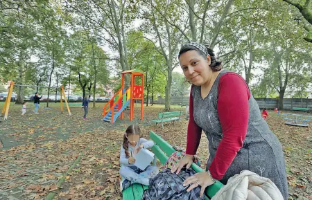  ?? (Milani) ?? Via Aselli
Alice Gabbrielli dell’asilo Il Bruco nei giardini di via Aselli dove sono state trovate delle siringhe. Da qui la proposta di «adottare» il parco