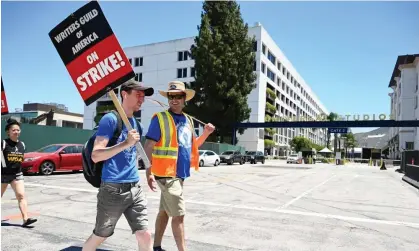  ?? ?? Difficult conditions … strikers on the picket line are facing temperatur­es of up to 33C. Photograph: Gilbert Flores/Variety/Getty Images