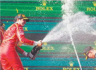  ?? ?? ❲ El piloto español de Ferrari, Carlos Sainz, rocía champán mientras celebra su victoria en el Gran Premio de Australia.