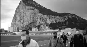  ??  ?? Elke dag steken 15.000 mensen de grens van Gibraltar met Spanje over. (Foto: NOS)