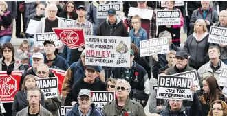  ?? FILES ?? Jason Kenney says any attempt by the NDP to raise carbon taxes should be put to voters. Demonstrat­ors make their feelings known on the matter during a rally held at the Alberta Legislatur­e in 2016.