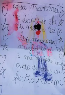  ??  ?? Il biglietto Le due gemelle di 7 anni figlie di Eleonora Girolimini hanno dedicato un biglietto alla madre morta alla «Lanterna Azzurra»: su un lato del foglio c’è il disegno di una bimba, sull’altro (nella foto a fianco) le frasi delle due sorelline: «Cara mamma mi dispiace che sei morta, sei la mamma migliore di tutte, e mi manchi tanto tutto ciò che ai fatto per me»