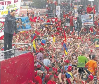  ?? Foto: reuters ?? Chávez saluda a sus seguidores durante el cierre de campaña, en Caracas