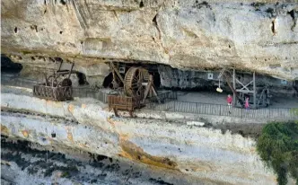  ??  ?? Les terrasses de La Roque-saint-christophe accueillen­t des machines de levage, en fonction. Elles sont semblables à celles qui, au Moyen Âge, acheminaie­nt provisions et matériaux, à 40 m de haut.