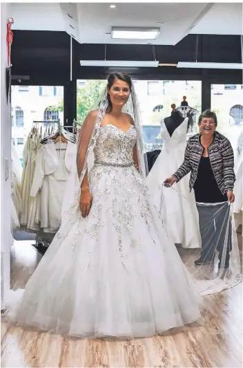  ?? FOTO: PRÜMEN ?? Annika Köffer heiratet im November und lässt sich von Elke Dahm bei der Auswahl eines Brautkleid beraten.