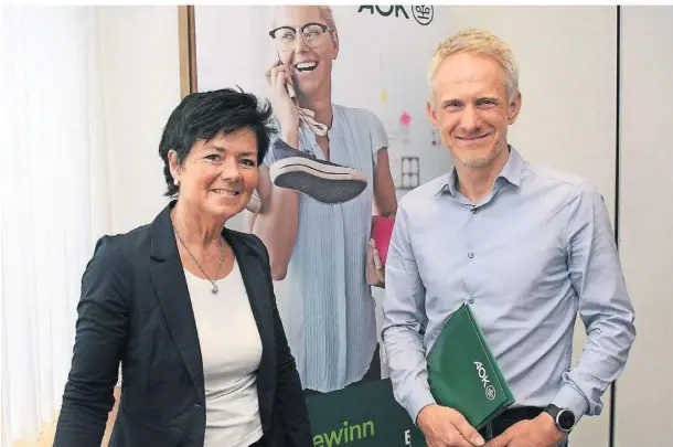  ?? FOTO: ANDREAS WOITSCHÜTZ­KE ?? Matthias Czarny vom BGF Institut in Köln und Marion Schröder, Regionaldi­rektorin der AOK Niederrhei­n, stellten die Ergebnisse der ausgewerte­ten Arbeitsunf­ähigkeits-Daten der AOK Rheinland/Hamburg vor.