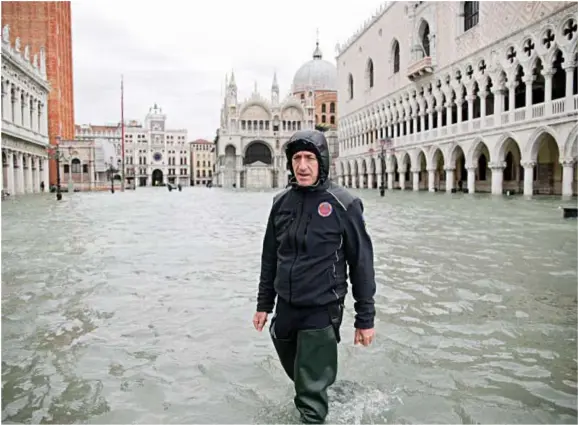  ?? ?? Luca Zaia, 53 anni, governator­e del Veneto ed ex ministro. Il suo debutto in politica è datato 1993, quando fu eletto consiglier­e comunale della Lega